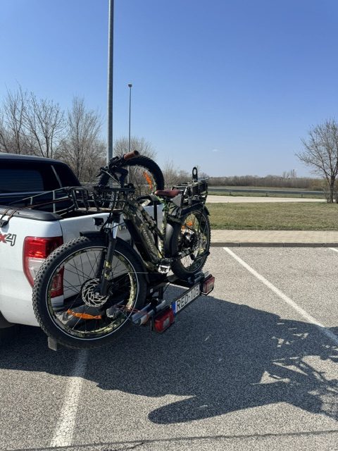 Vadász terep eBike autóra szerelve szállítás közben