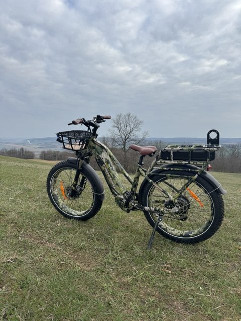 Vadász terep eBike dombos nyílt terepen