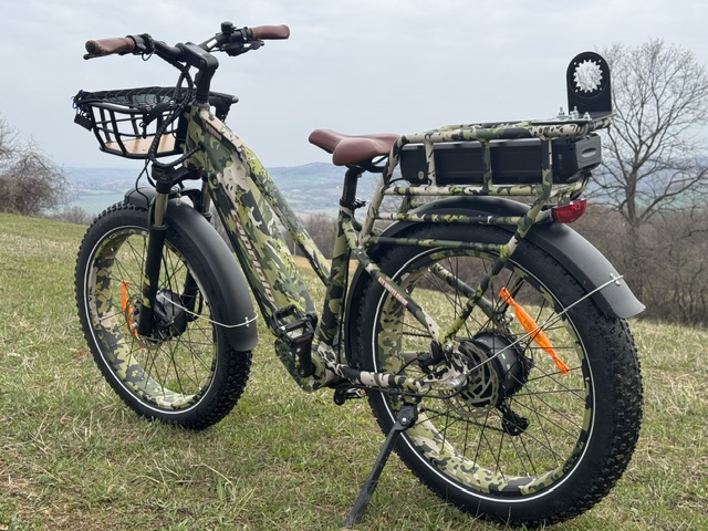 Vadász terep eBike oldalnézet, fatbike gumi és akkumulátorok