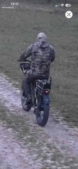 Vadász terep eBike használat közben földúton