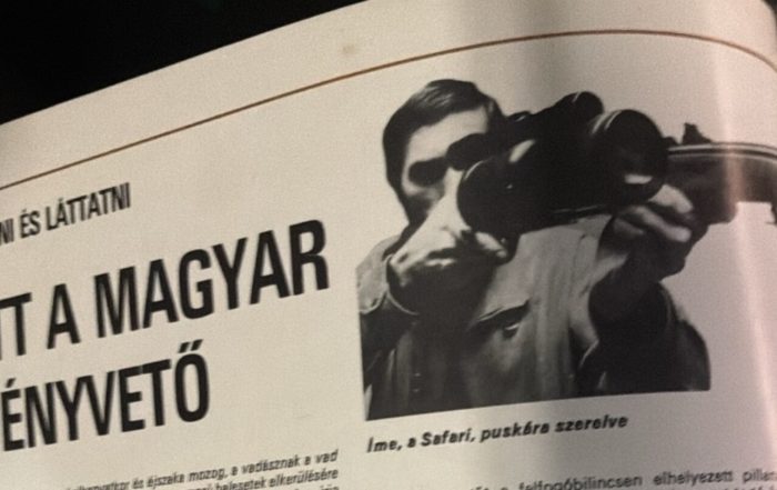 Az „Itt a magyar fényvető” cím és a puskára szerelt Safari fényvető eredeti 1985-ös újságfotója