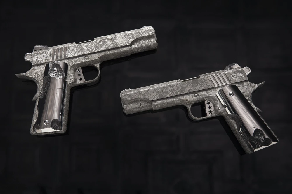 A Cabot Guns Big Bang meteorvasból készült 1911-pisztolypárja
